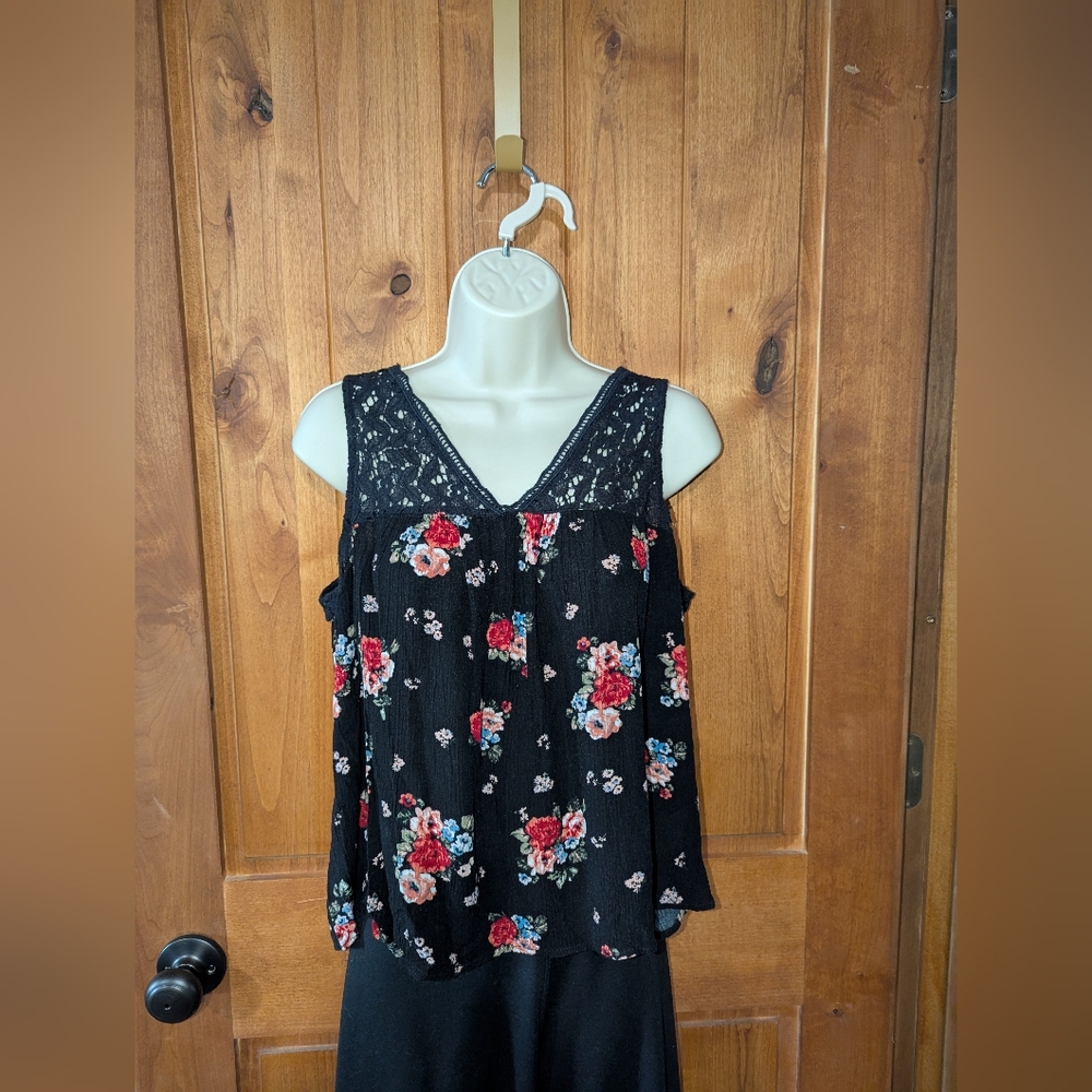 Lilyâ White Black Sleeveless Lace Floral Blouse